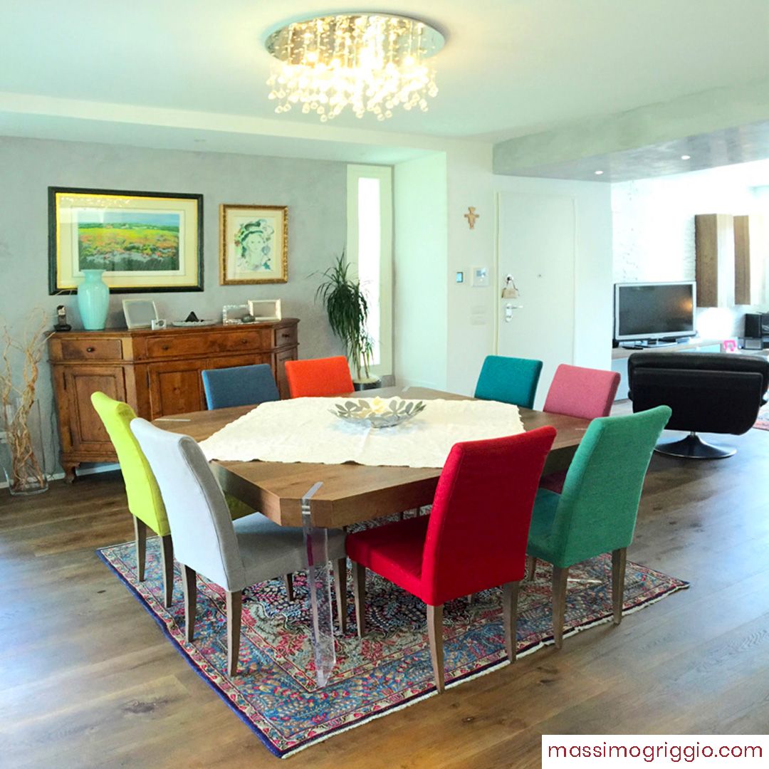 Grande tavolo quadrato e sedie imbottite colorate