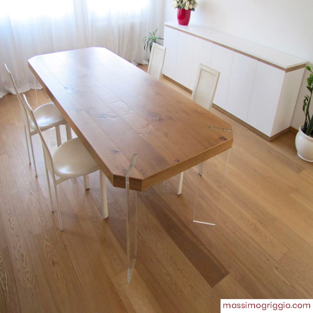 Piano del tavolo con il legno del pavimento e gambe in plexiglass