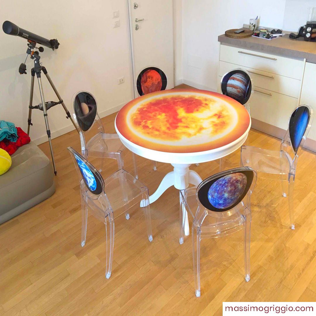 Originale tavolo e sedie personalizzate con i pianeti
