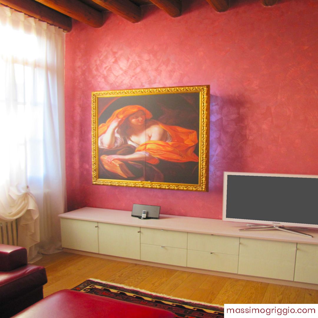 …e arredata con mobile tv e l’originale quadro contenitore…