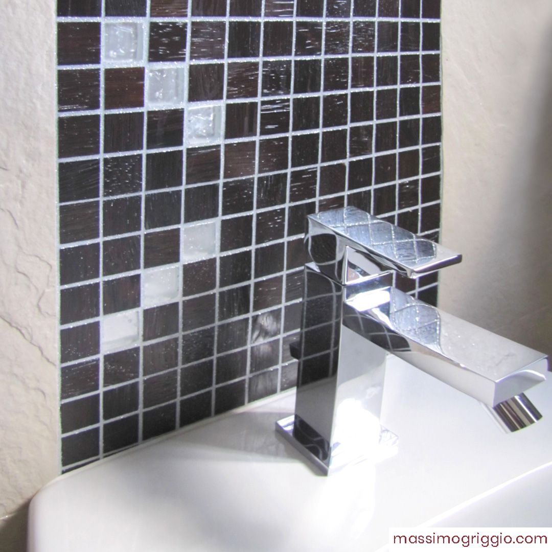…con dettagli in mosaico con vetro e wengé…